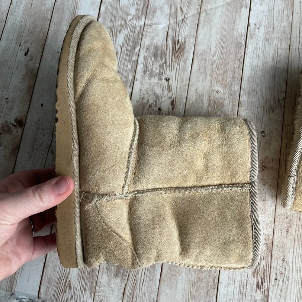 PREOWNED SHORT UGG CLASSIC TAN SHEEP SKIN BOOTS GIRLS SIZE 3